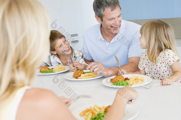 一家人一起吃饭，吃饭时间在一起