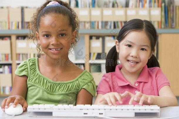 幼儿园儿童使用电脑
