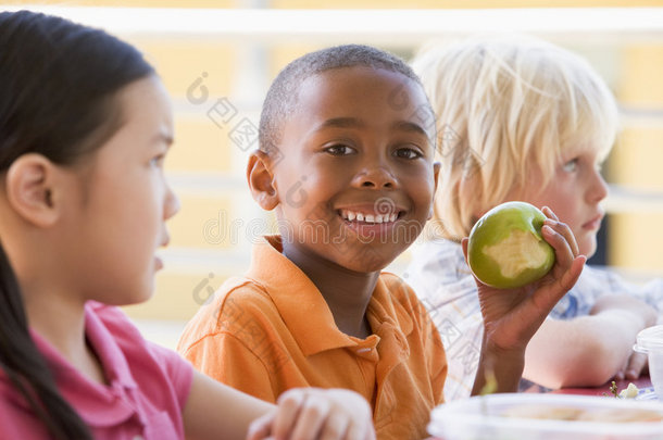 幼儿园孩子吃午饭