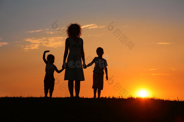 母亲和孩子的日落剪影