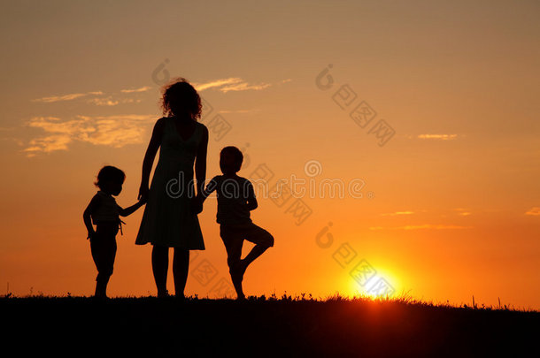 母亲和孩子的日落剪影