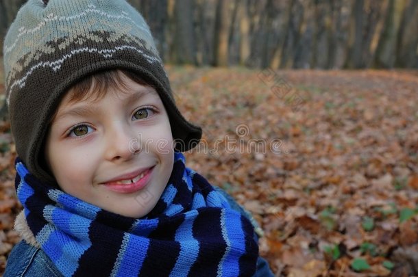 秋季肖像-微笑男孩