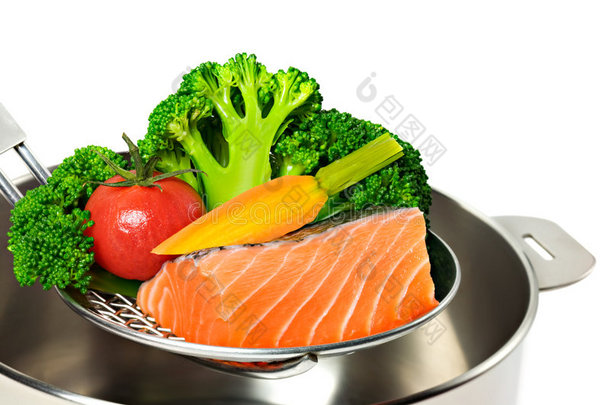 烹饪鲑鱼和蔬菜