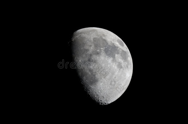 用望远镜观察凸月的真实景象