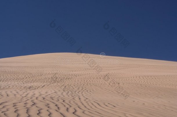 沙丘和深蓝色的天空
