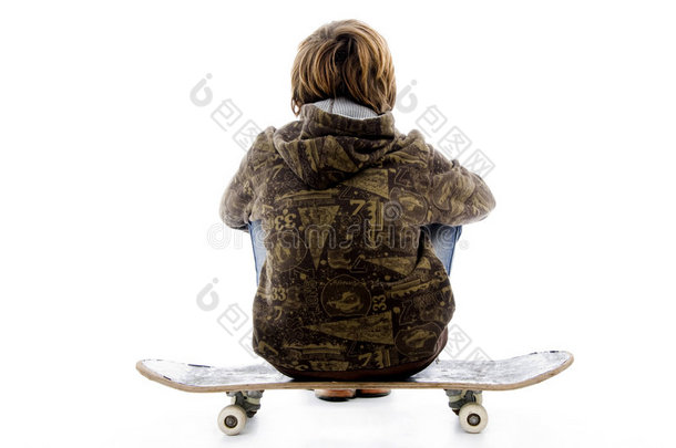 男孩坐在滑板上的后摆姿势