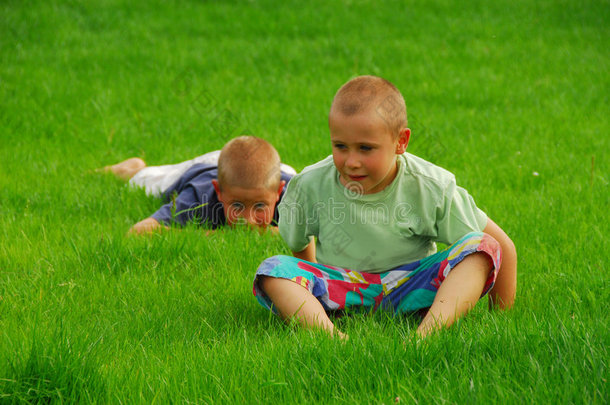 两个男孩在草地上