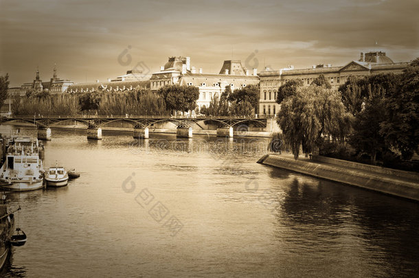 卢浮宫-从塞纳河看