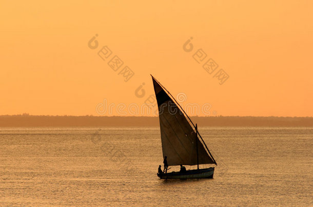 日落时分的莫桑比克独木舟，莫桑比克，非洲