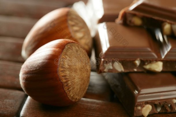 棕色环境下的<strong>榛子</strong>和巧克力