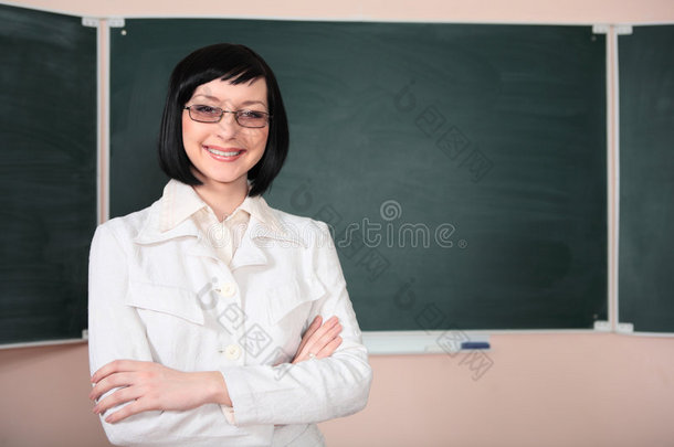绿板上的年轻女教师