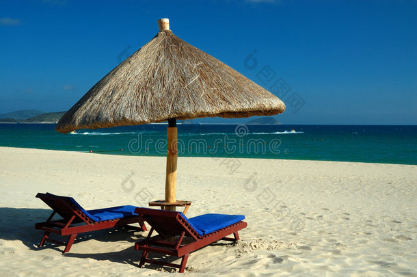 海边的沙滩椅和阳伞