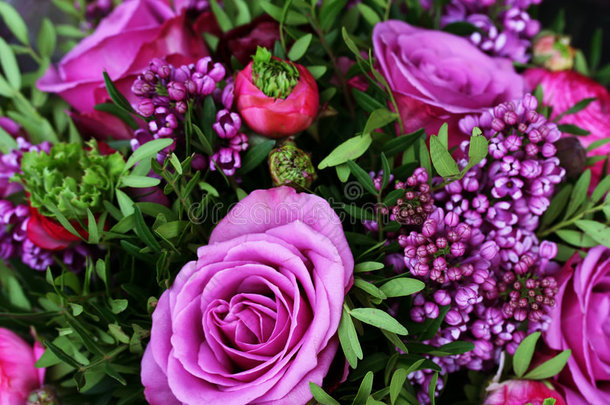 带<strong>紫色玫瑰</strong>的浪漫花束