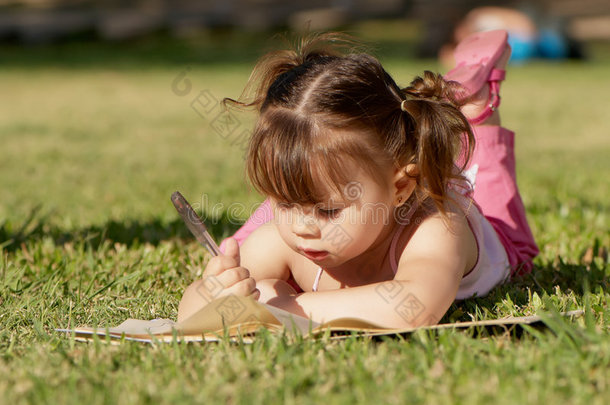 公园里的小女孩在写字