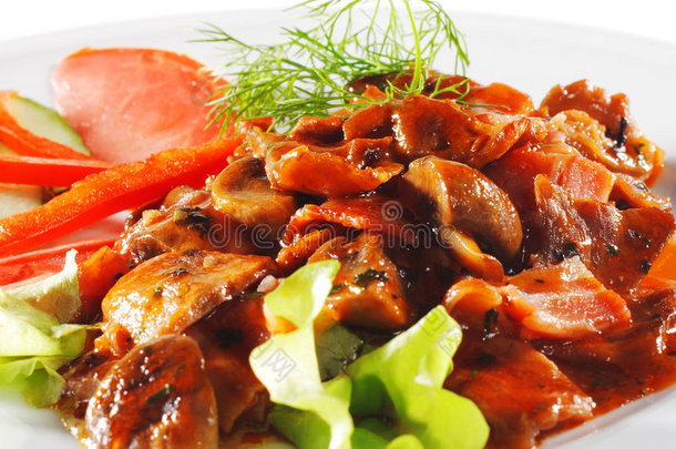热肉菜炖牛肉蘑菇