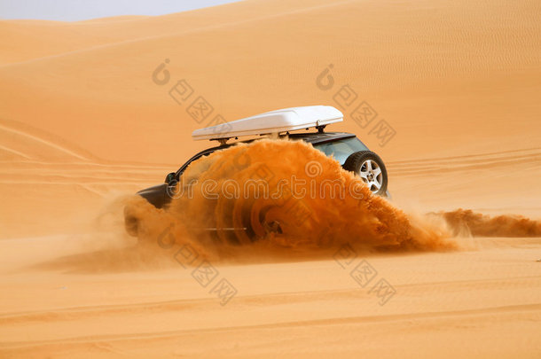 黑色<strong>越野车</strong>牵着沙丘，利比亚-非洲