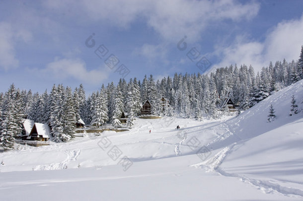 冰雪覆盖的冬季滑雪中心