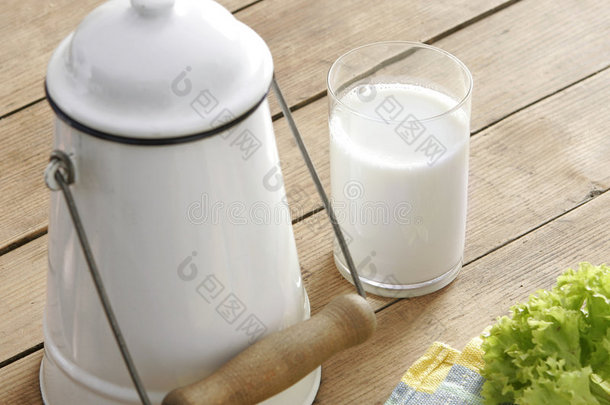 一杯<strong>鲜牛奶</strong>和一杯老牛奶