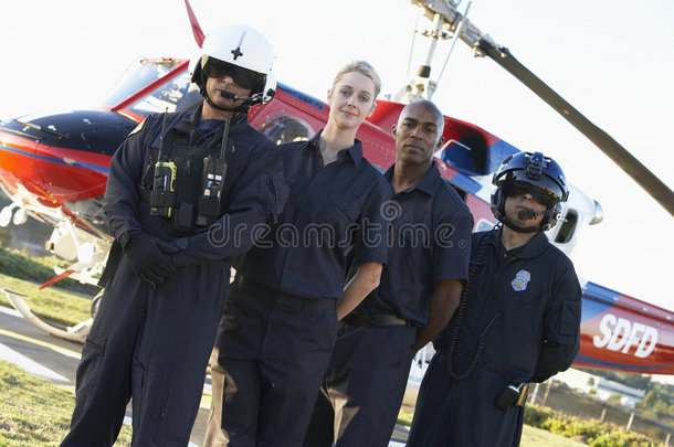 直升机前的医护人员和机组人员