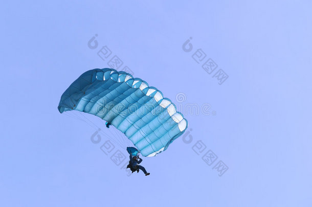 蓝色降落伞