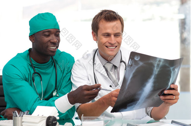 医生和外科医生看x光片