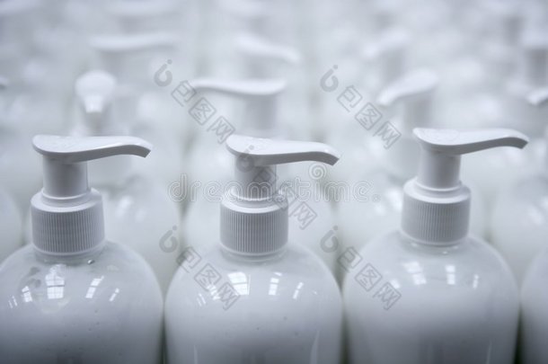 白色塑料肥皂瓶成排流水线