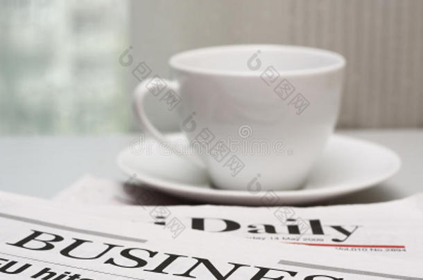 商业报纸和一杯咖啡