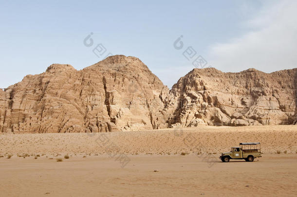 沙漠中的4x4卡车-约旦瓦迪朗姆<strong>酒</strong>