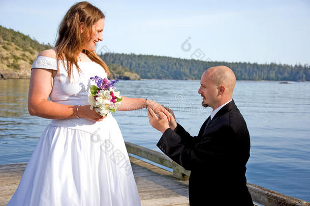新郎把戒指戴在新娘的手指上