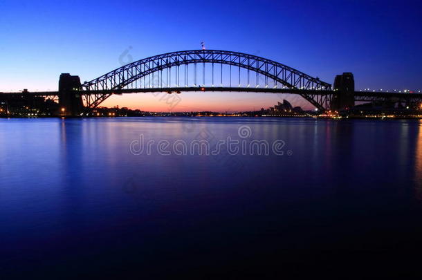 <strong>悉尼海港大桥</strong>黎明时分。