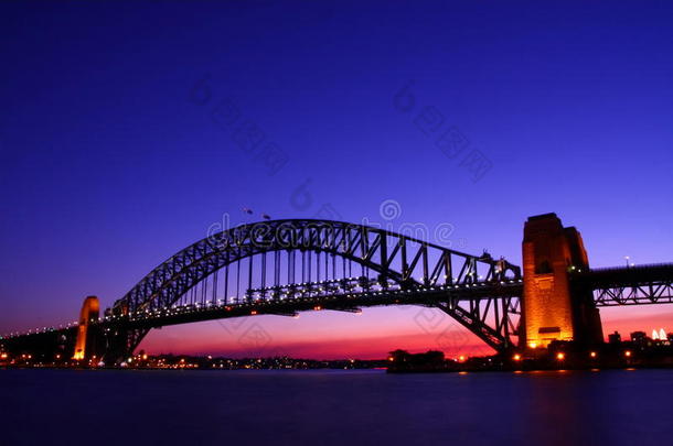 <strong>悉尼海港大桥</strong>黄昏时分。