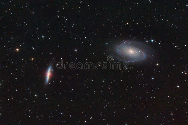 m81和m82。旋涡星系和爆炸星系。