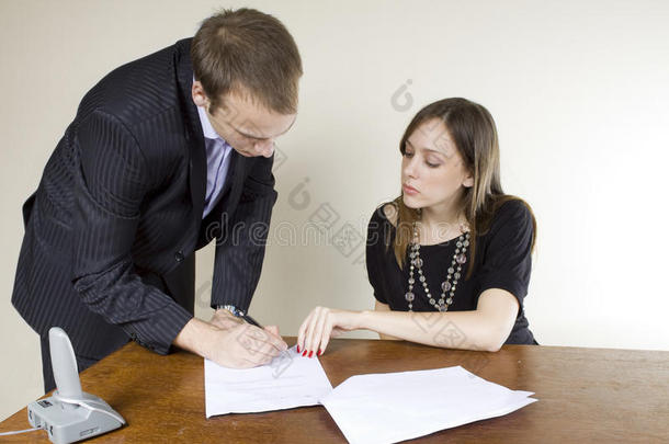 商人和女商人签订合同