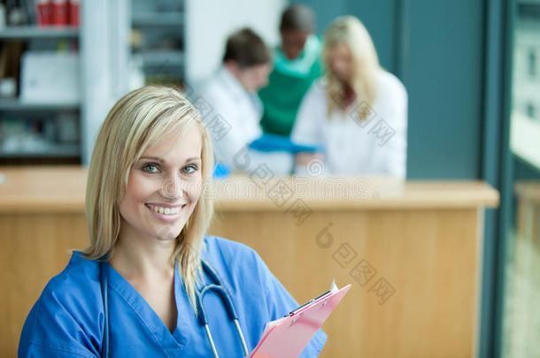 微笑的年轻医生拿着一个剪贴板