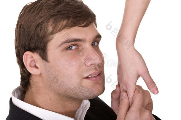 男人用<strong>爱亲</strong>吻女人的手。