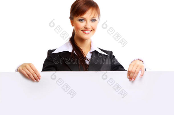微笑的女孩举着一块空白的广告牌