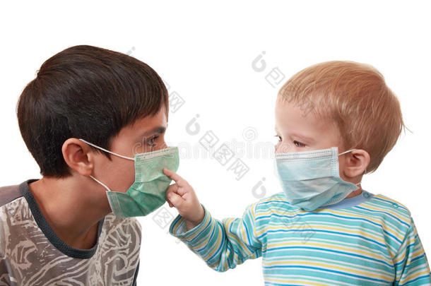 戴着医用口罩的儿童