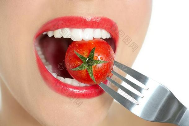 吃一个红色的西红柿女人的<strong>大嘴巴</strong>