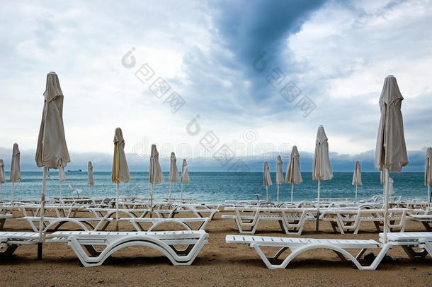 空荡荡的海滩上的雨伞和躺椅
