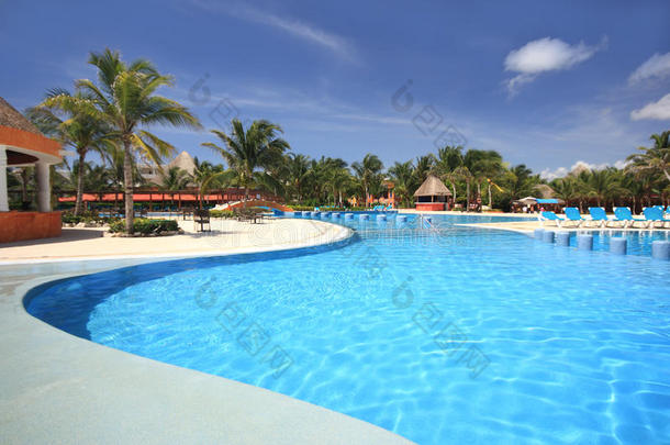 海滩度假酒店游泳池