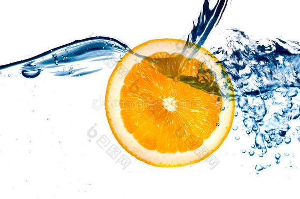 鲜橙跳入水中