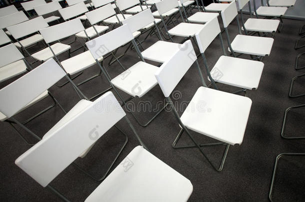 白色椅子