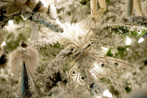 挂在绿色圣诞树上的圣诞装饰品
