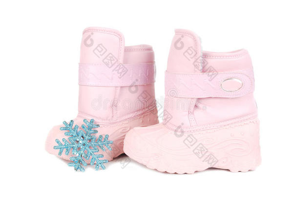 粉色儿童雪地靴和雪花