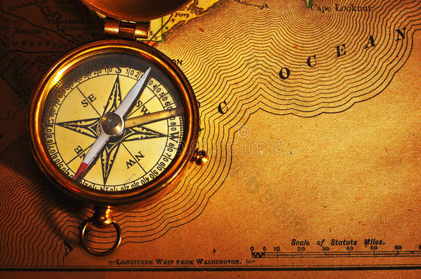 旧美国地图上的古铜指南针