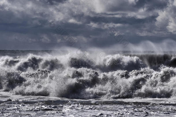 黑海。暴风雨。刮风的天气。波浪破碎