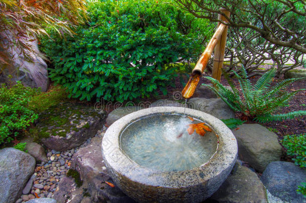 日本园林中的竹水喷泉