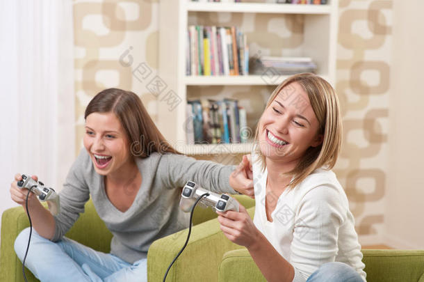 学生-两名女青少年在玩电视游戏