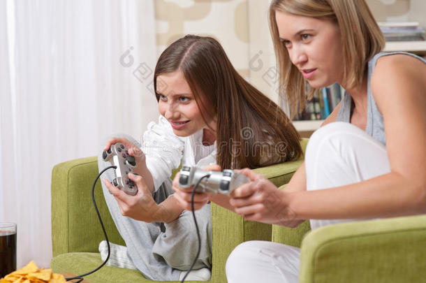 学生-两名女青少年在玩电视游戏