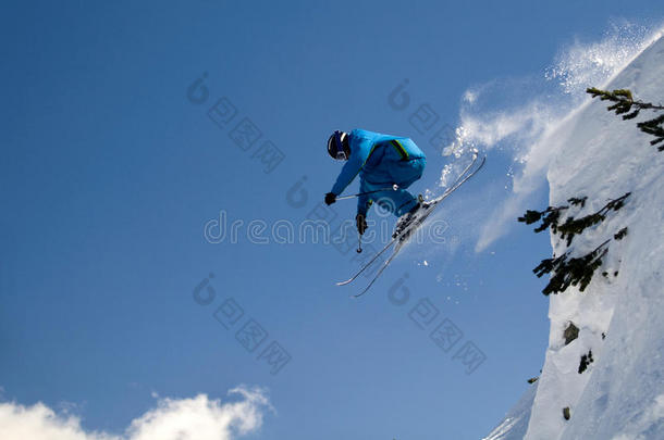 极限滑雪者跳跃